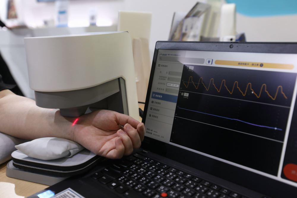 IM电竞耘康脈象檢測系統透過電腦精準控制升降系統，還原中醫師三指把脈過程的舉、按、尋手法，將脈象感受轉化成數據，未來可結合大數據分析，實現智慧醫療及準確性