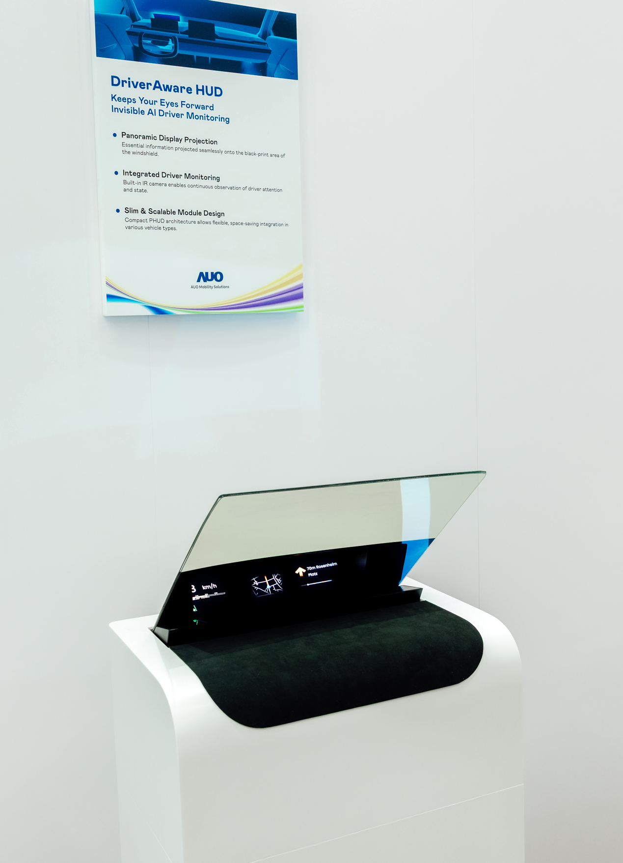 DriverAware HUD结合抬头显示器与隐藏式红外线摄影机，将车速、导航及警示讯息投影于挡风玻璃上，完美对齐驾驶目不离路的视线，同时，透过AI 监控驾驶注意力以提升安全性。